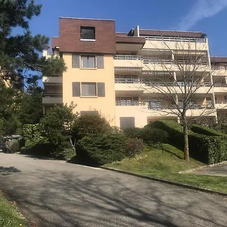 En Rez De Jardin Climatisee 2 Pieces-cuisine Avec Terrasse Et Jardin Apartment *